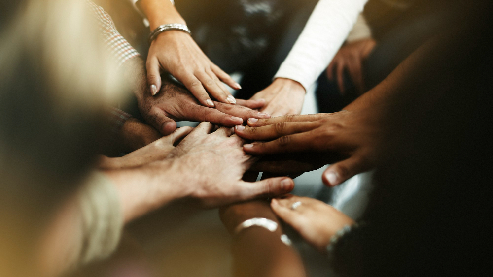 Personas trabajando en equipo para alcanzar un objetivo