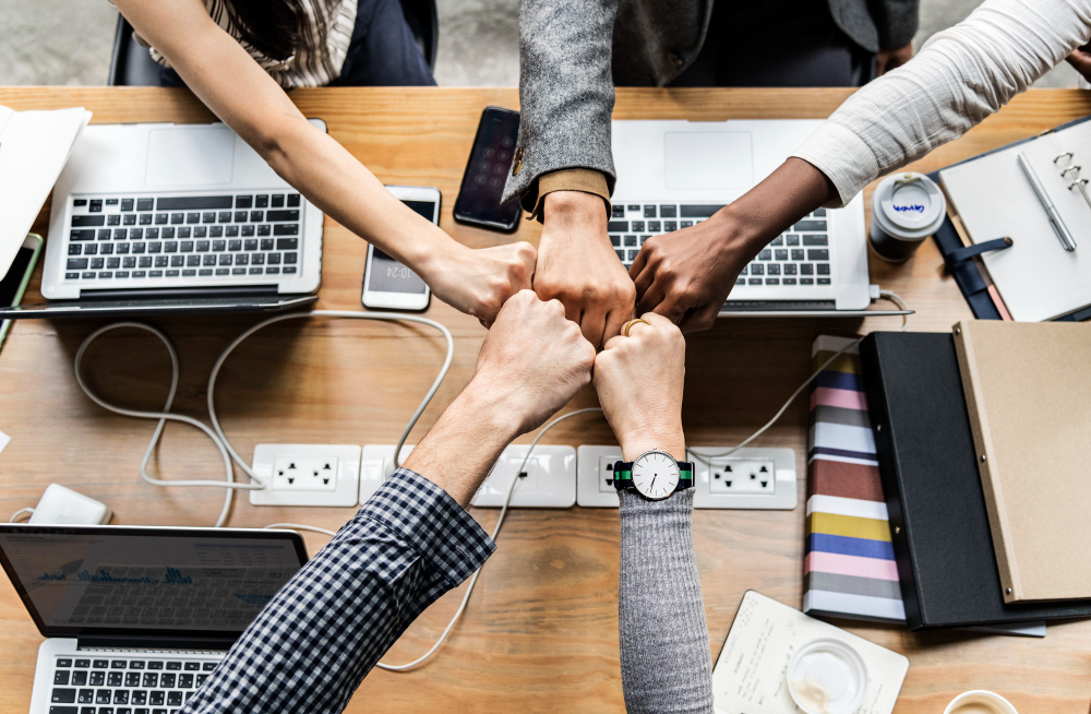 Personas trabajando con pasión en una oficina